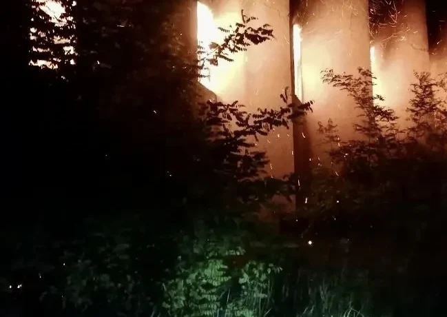 В Минеральных Водах ночью сгорело заброшенное здание