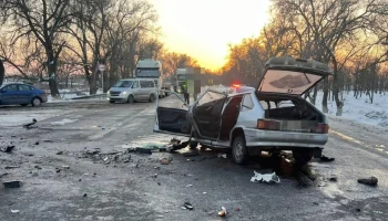 В Будённовском округе грузовик не уступил дорогу и столкнулся с легковушкой