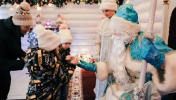 В Ставрополе завершили установку главной новогодней елки и открыли резиденцию Деда Мороза